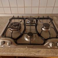 Piano cottura, lavello acciaio e frigorifero