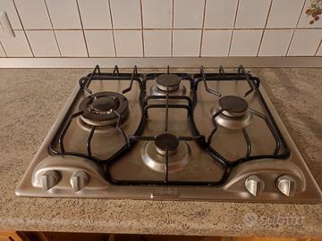 Piano cottura, lavello acciaio e frigorifero