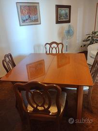 Tavolo di legno con 4 sedie