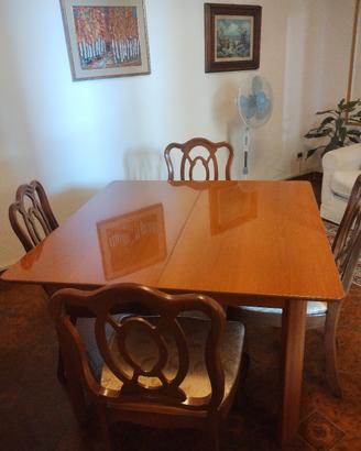 Tavolo di legno con 4 sedie