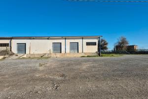 Locale deposito con piazzale