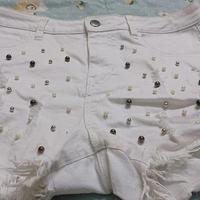 Pantaloncini corti bianchi con perline taglia m