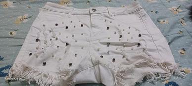 Pantaloncini corti bianchi con perline taglia m