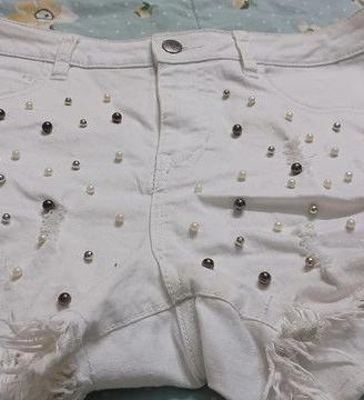 Pantaloncini corti bianchi con perline taglia m