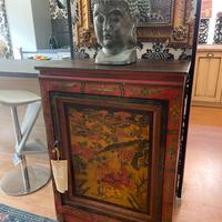 Mobiletto in legno antico con decorazioni cinesi