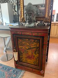 Mobiletto in legno antico con decorazioni cinesi