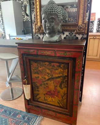 Mobiletto in legno antico con decorazioni cinesi