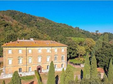 Villa di 950 m² con più di 5 locali e box auto a S