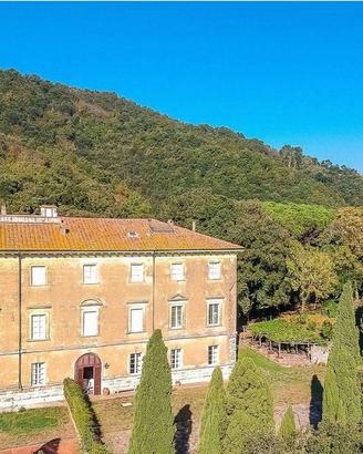Villa di 950 m² con più di 5 locali e box auto a S