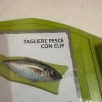 Tagliere per la pulizia del pesce con contenitore