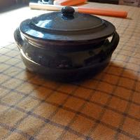 due pentole in terracotta 