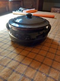 due pentole in terracotta 