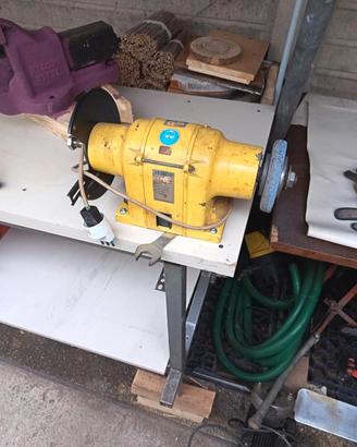 banco da lavoro con morsa e mola