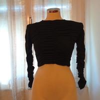 👚 Top nero a maniche lunghe con arricciature