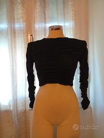 👚 Top nero a maniche lunghe con arricciature