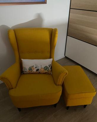 Poltrona gialla Strandmon Ikea + poggiapiedi