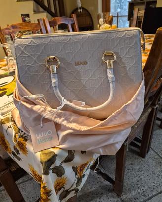 borsa Liu . jo 