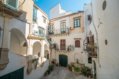 Centro Storico in palazzo d'epoca 6 vani arredato