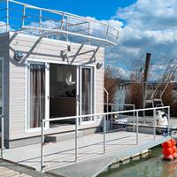 Casa galleggiante con barca carolina