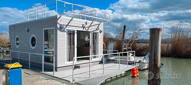 Casa galleggiante con barca carolina