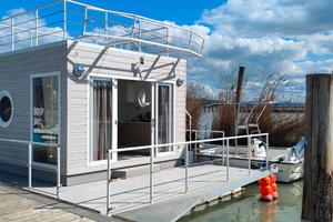 Casa galleggiante con barca carolina