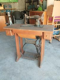 Macchina da cucire SINGER con mobiletto
