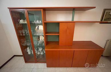 Parete attrezzata in legno con vetrinetta
