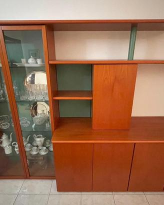 Parete attrezzata in legno con vetrinetta