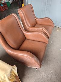 poltrone e tavolo e sedie scolpite 