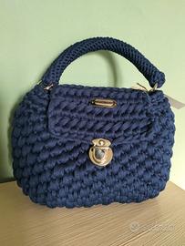 Borsa in lycra blu navy all'uncinetto 