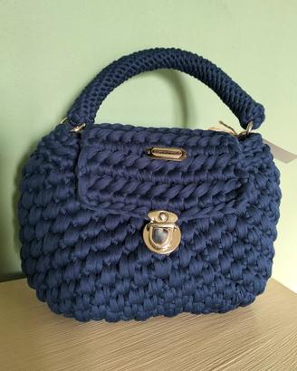 Borsa in lycra blu navy all'uncinetto 