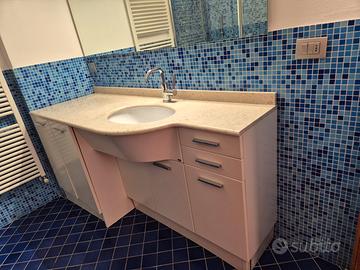 Mobile bagno con postazione per lavatrice