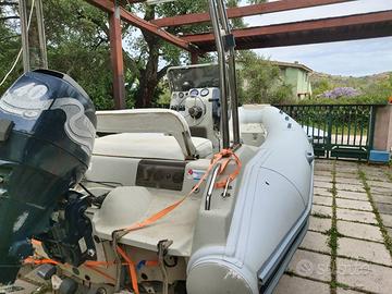 Gommone con motore e carrello