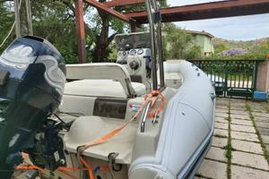 Gommone con motore e carrello