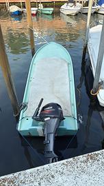 Cofano vetroresina con motore.