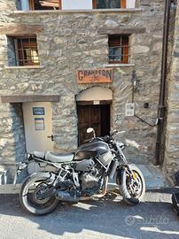 Yamaha xsr700 nero opaco con borse