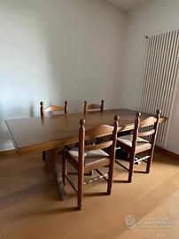 Tavolo rustico in legno con 4 sedie abbinate