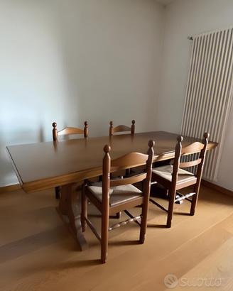 Tavolo rustico in legno con 4 sedie abbinate