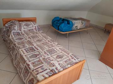 camera da letto con armadio e scrivania 