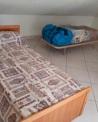 camera da letto con armadio e scrivania 