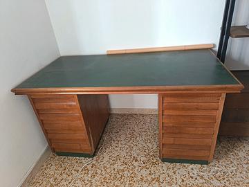 scrivania massiccia 