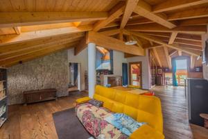 Attico esclusivo in posizione tranquilla a Comano