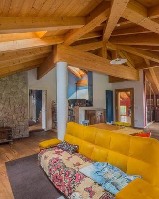 Attico esclusivo in posizione tranquilla a Comano