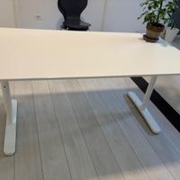 Scrivania di colore bianco regolabile manualmente