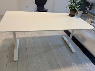 Scrivania di colore bianco regolabile manualmente