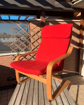 Poltrona molleggiata Ikea Poang rovere e rosso