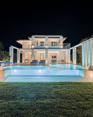 Villa di 350 m² con più di 5 locali a Forte dei Ma