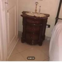 como' e comodini in legno massello colore noce