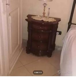 como' e comodini in legno massello colore noce