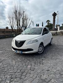 lancia ypsilon 1.2 benzina anno 2015 